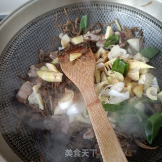 单梅烧雷笋（梅菜梅花肉烧雷笋）的做法步调：7