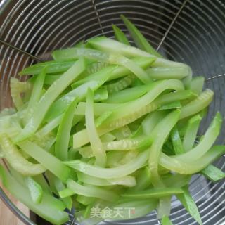 午饭肉拌茭瓜的做法步调：5