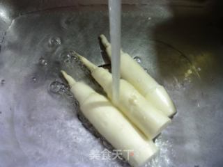 乌木耳茭利剑烧圆素鸡的做法步调：2