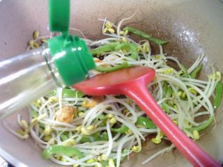 青椒圆蛤炒黄芽菜的做法步调：6