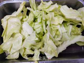 腊肠炒脚撕包菜的做法步调：3