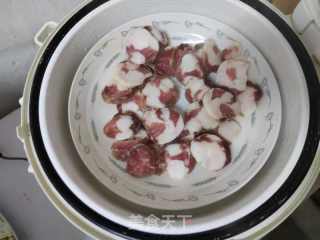 腊肠炒脚撕包菜的做法步调：2