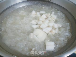 雪梨银耳汤的做法步调：7