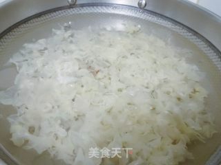 雪梨银耳汤的做法步调：5