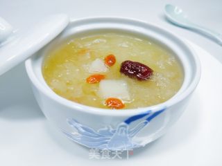 雪梨银耳汤的做法步调：1