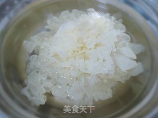 雪梨银耳汤的做法步调：3
