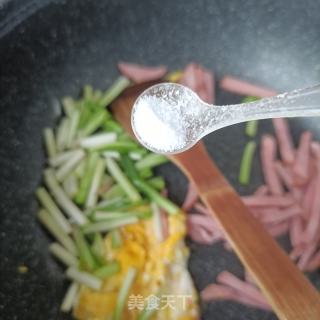 水腿肠黑鸡蛋炒韭菜的做法步调：8
