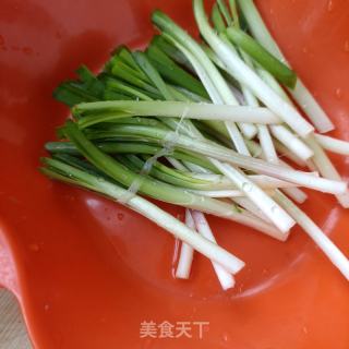 水腿肠黑鸡蛋炒韭菜的做法步调：2