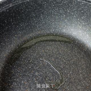 水腿肠黑鸡蛋炒韭菜的做法步调：5