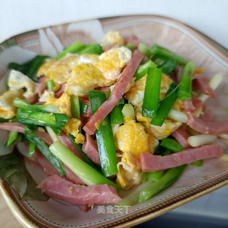水腿肠黑鸡蛋炒韭菜的做法