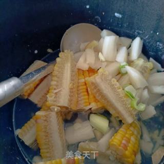玉米排骨炖莲藕的做法步调：4