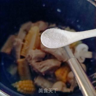 玉米排骨炖莲藕的做法步调：7