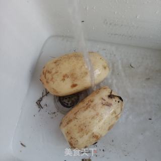 玉米排骨炖莲藕的做法步调：1