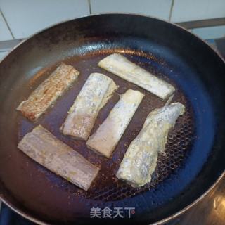玉米里煎带鱼的做法步调：7