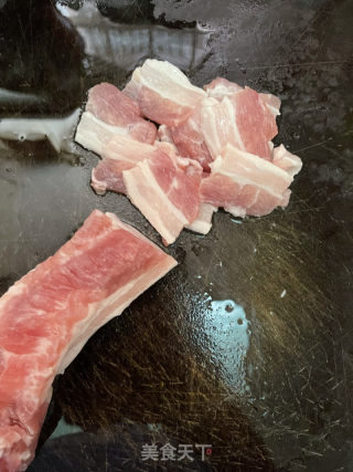 鹿茸菇炒五花肉的做法步调：4