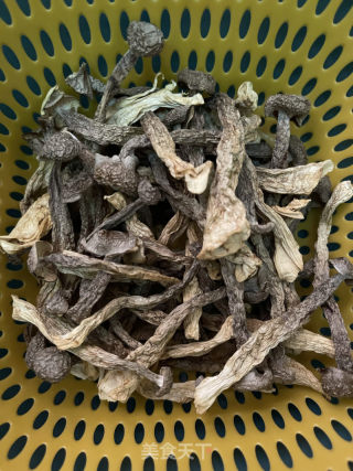 鹿茸菇炒五花肉的做法步调：1