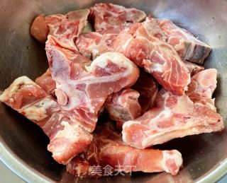 猪排白焖豆腐泡的做法步调：1