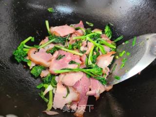 黑塌菜炒肘子的做法步调：6