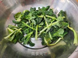 黑塌菜炒肘子的做法步调：2