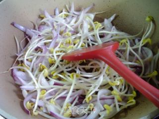 黄芽菜炒洋葱的做法步调：3