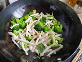 西兰花海陈菇烧豆腐的做法步调：6