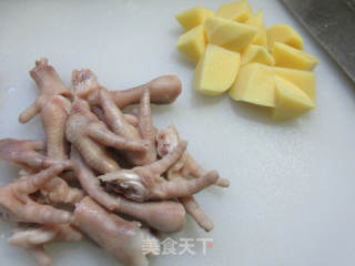 鸡爪烧土豆艿的做法步调：2