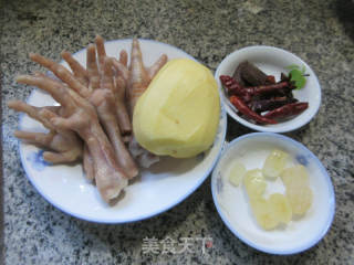 鸡爪烧土豆艿的做法步调：1