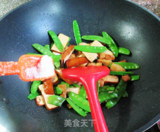 肉片荷兰豆炒喷鼻干的做法步调：9
