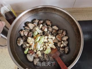 干锅花甲的做法步调：3
