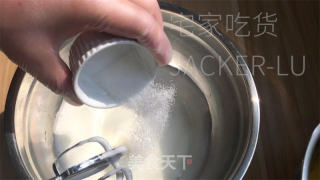 喷鼻橙古早蛋糕，苦涩清爽又进口即化，使人不由得一心接一心。的做法步调：9