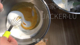 喷鼻橙古早蛋糕，苦涩清爽又进口即化，使人不由得一心接一心。的做法步调：11