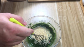 抹茶芝麻薄坚饼，酥酥坚坚，做法简朴，越嚼越喷鼻。的做法步调：7