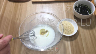 抹茶芝麻薄坚饼，酥酥坚坚，做法简朴，越嚼越喷鼻。的做法步调：4