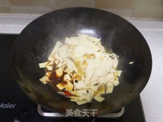 喷鼻辣酱焖豆腐皮的做法步调：8