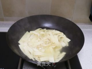 喷鼻辣酱焖豆腐皮的做法步调：6