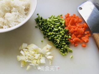 酱油炒饭的做法步调：1