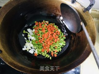 酱油炒饭的做法步调：2