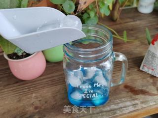 蓝椰拿铁的做法步调：2
