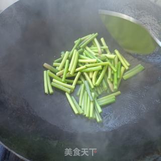 蒜苔炒鸽胗的做法步调：5