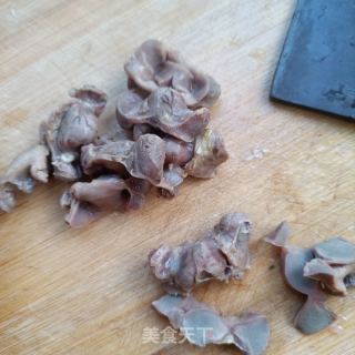 蒜苔炒鸽胗的做法步调：3
