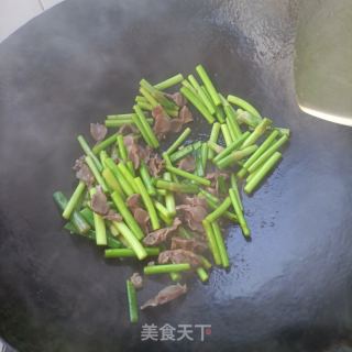 蒜苔炒鸽胗的做法步调：9
