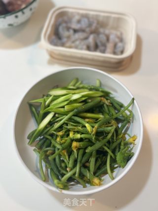 黄瓜花芦笋炒虾仁的做法步调：1