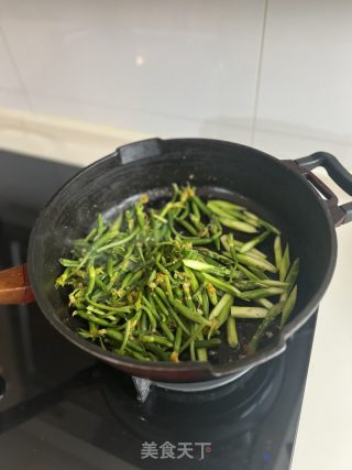黄瓜花芦笋炒虾仁的做法步调：3
