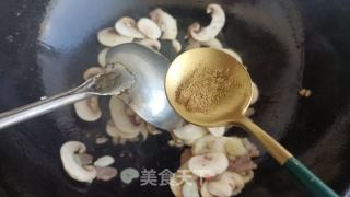 心蘑苦椒炒肉的做法步调：5