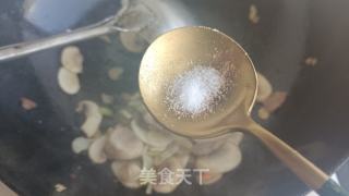 心蘑苦椒炒肉的做法步调：6