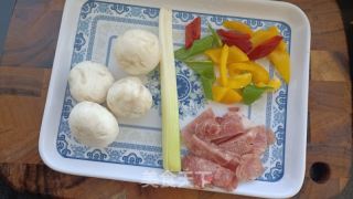 心蘑苦椒炒肉的做法步调：1
