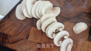 心蘑苦椒炒肉的做法步调：2