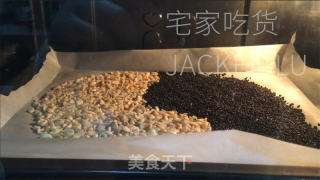 抹墨绿团，滋味幽香，光彩翠绿，超喷鼻乌芝麻花死馅的做法步调：1