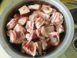家常炖羊排的做法步调：1