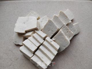 陈虾包菜豆腐煲的做法步调：4